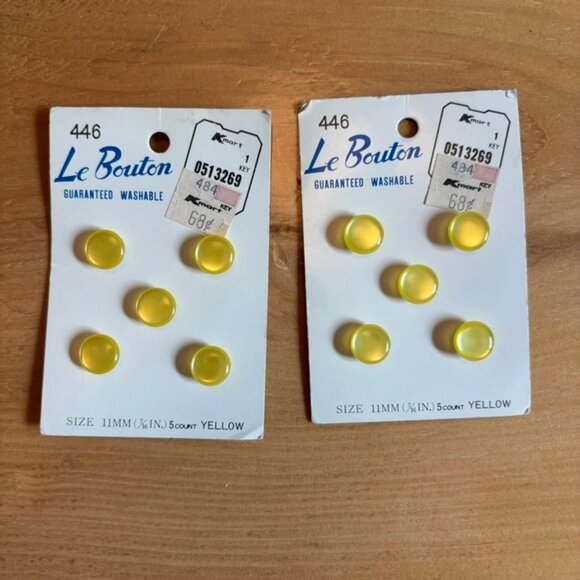 Vintage Le Bouton yellow shank buttons on their original cards. Set of two. - Picture 4 of 6